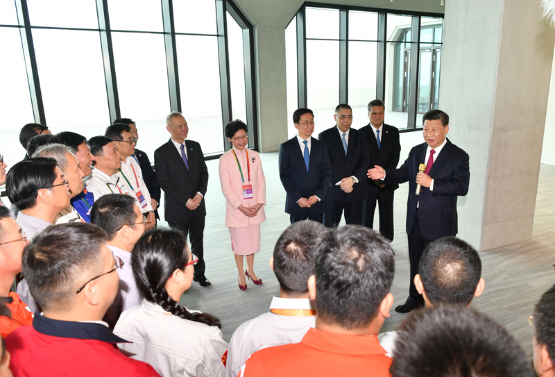 2018 年10月23日，港珠澳大桥开通仪式结束后，习近平总书记会见大桥管理和施工等方面的代表。全国劳动模范、中铁山桥员工马学利作为优秀代表之一接受会见。.jpg